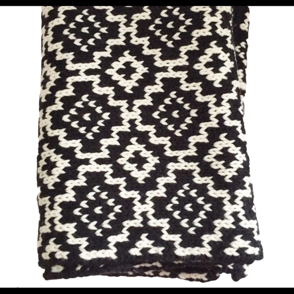 NWT SEDUCTIONS Geo Print Infinity Scarf Black/Ivory One  Size - Picture 5 of 7